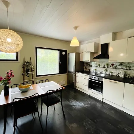 Peaceful And Cosy Close To Services Apartman
